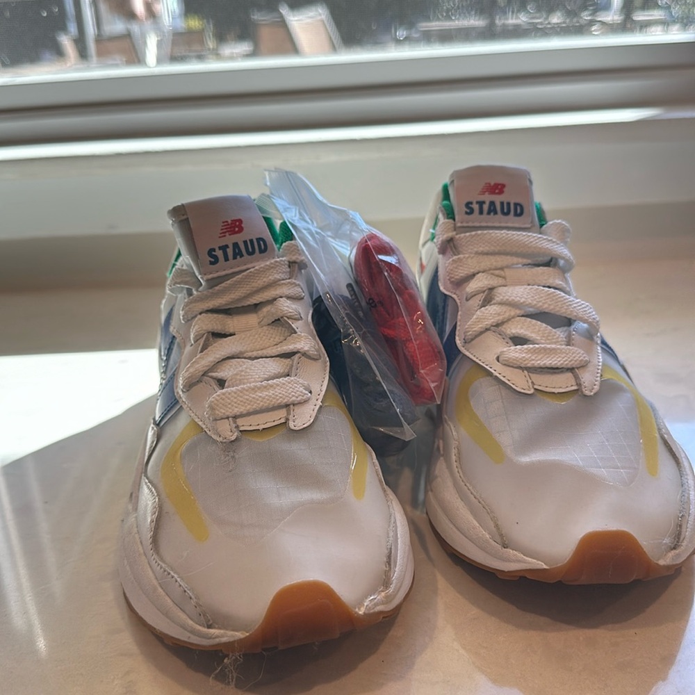 Women’s sneakers size 10.5
